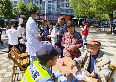 公益服務(wù)巡游便民又暖心 理發(fā)、政策宣傳與健康咨詢溫暖人心